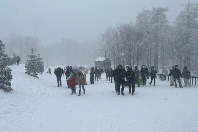 Aileler ve çocuklar Kartepe'de karın keyfini çıkardı