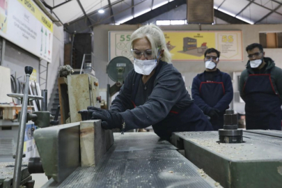 Mersin'de kadın mobilya ustaları yetiştiriyor