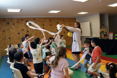 İstanbul'da minikler bilimin renkli dünyasını eğlenerek keşfediyor